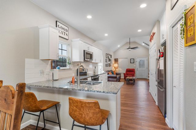 226 Spruce Ave, Luling, TX 78648
