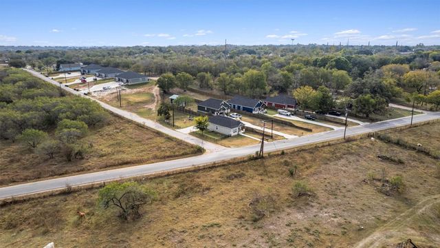 226 Spruce Ave, Luling, TX 78648