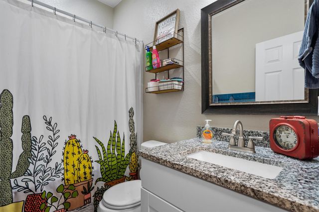 226 Spruce Ave, Luling, TX 78648