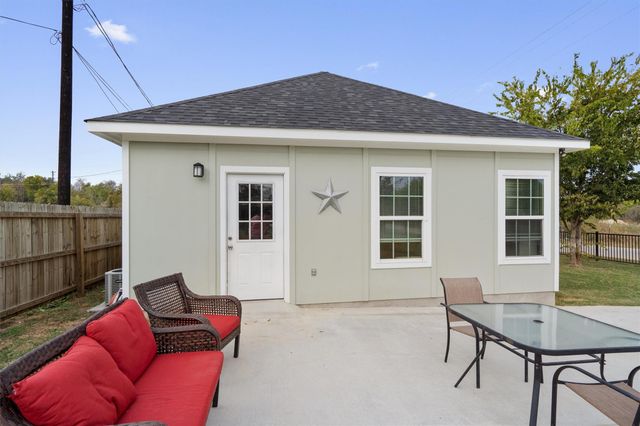 226 Spruce Ave, Luling, TX 78648