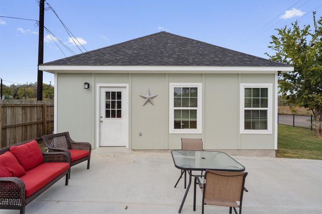 226 Spruce Ave, Luling, TX 78648