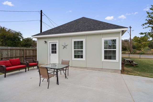 226 Spruce Ave, Luling, TX 78648