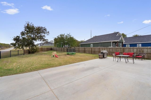 226 Spruce Ave, Luling, TX 78648