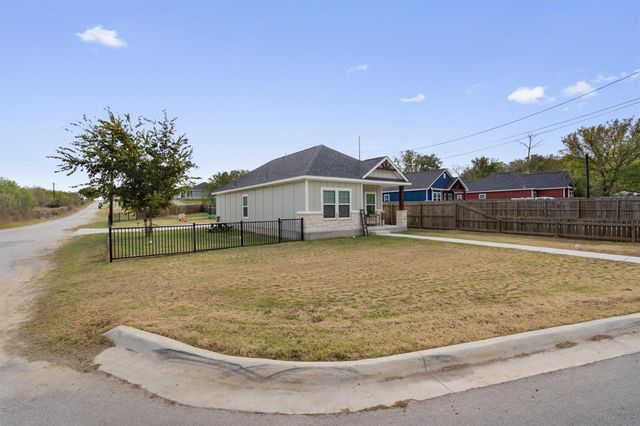 226 Spruce Ave, Luling, TX 78648