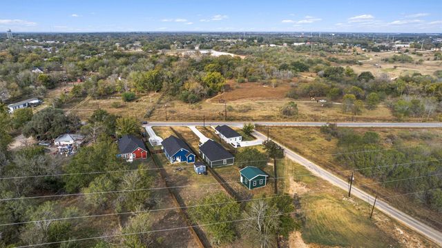 226 Spruce Ave, Luling, TX 78648