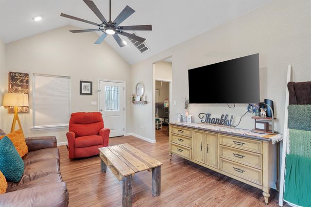 226 Spruce Ave, Luling, TX 78648