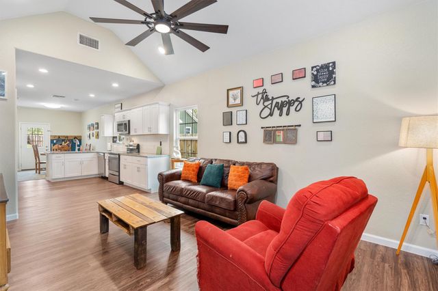 226 Spruce Ave, Luling, TX 78648