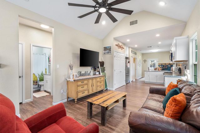 226 Spruce Ave, Luling, TX 78648
