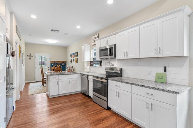 226 Spruce Ave, Luling, TX 78648