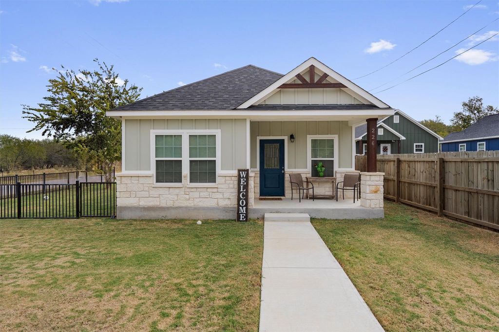 226 Spruce Ave, Luling, TX 78648