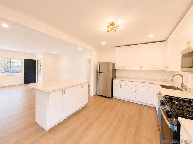 127 W 5th Ave, Escondido, CA 92025