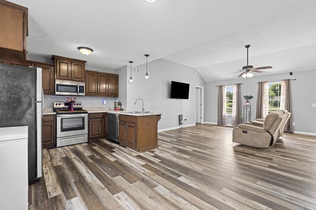 890 Akersville Rd, Lafayette, TN 37083