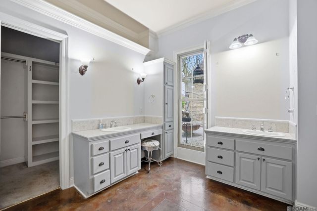 10133 Old World Dr, Baton Rouge, LA 70817