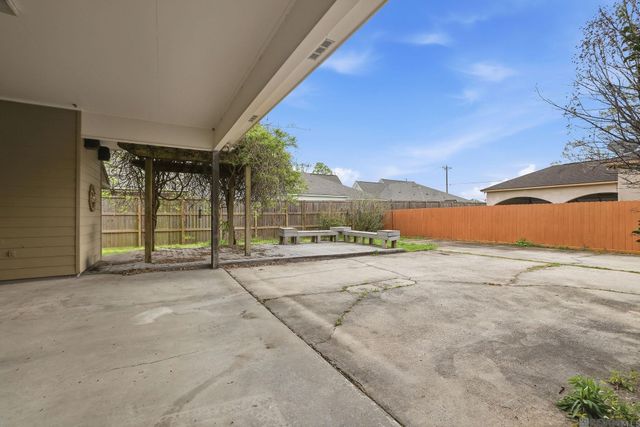 10133 Old World Dr, Baton Rouge, LA 70817