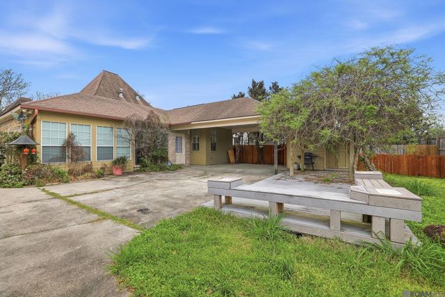 10133 Old World Dr, Baton Rouge, LA 70817