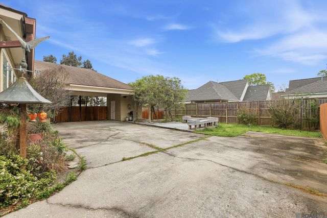 10133 Old World Dr, Baton Rouge, LA 70817