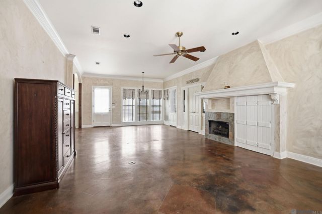 10133 Old World Dr, Baton Rouge, LA 70817