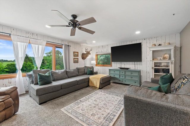 N68W29926 Hartling ROAD, Hartland, WI 53029