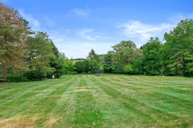 N68W29926 Hartling ROAD, Hartland, WI 53029