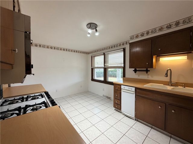 10 Stoneham Drive, Woonsocket, RI 02895