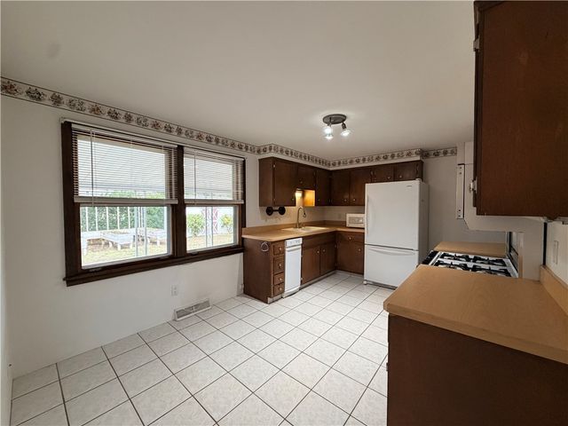 10 Stoneham Drive, Woonsocket, RI 02895