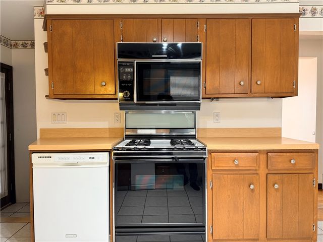 10 Stoneham Drive, Woonsocket, RI 02895