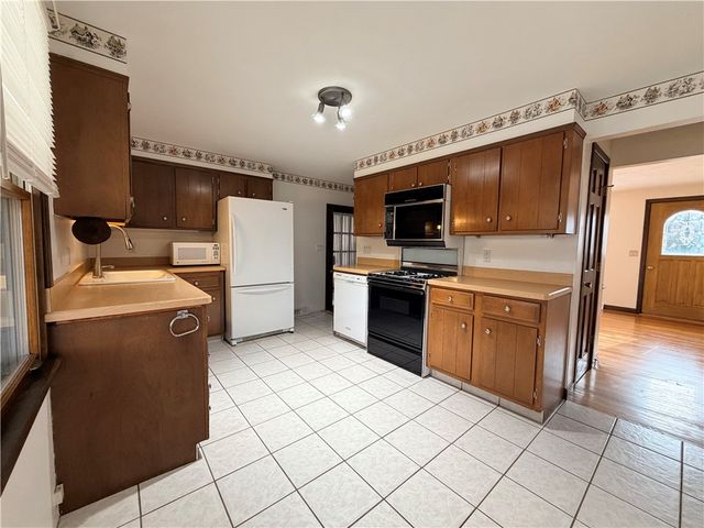 10 Stoneham Drive, Woonsocket, RI 02895