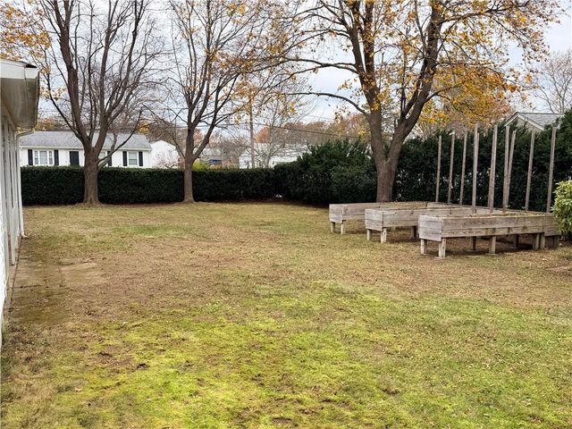 10 Stoneham Drive, Woonsocket, RI 02895