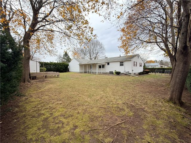 10 Stoneham Drive, Woonsocket, RI 02895