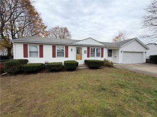 10 Stoneham Drive, Woonsocket, RI 02895