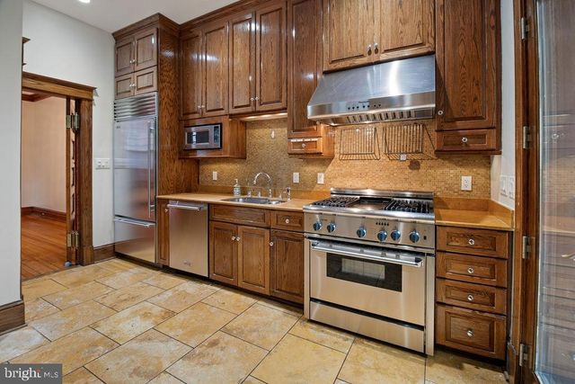 1120 EAST CAPITOL ST NE, Washington, DC 20002