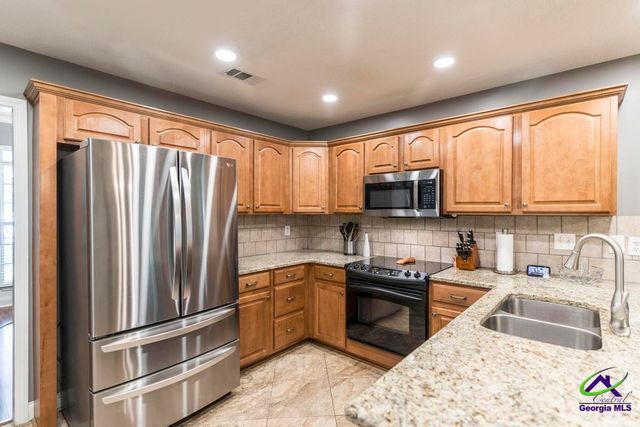 165 Crystal Ridge Cir, Byron, GA 31008
