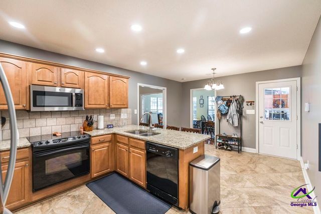 165 Crystal Ridge Cir, Byron, GA 31008
