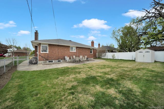 393 COLERIDGE, Levittown, NY 11756