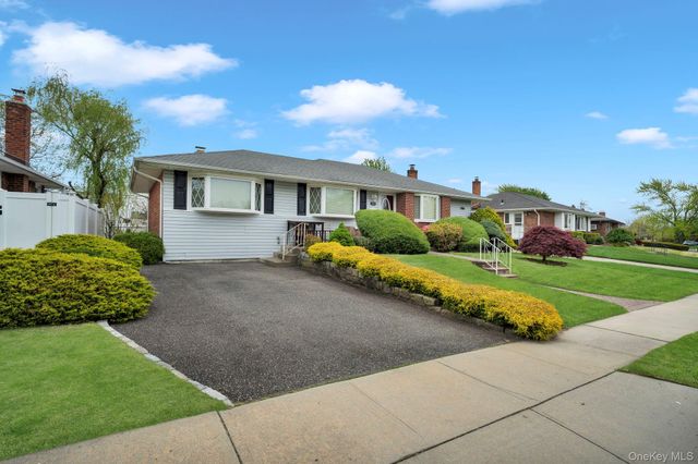393 COLERIDGE, Levittown, NY 11756