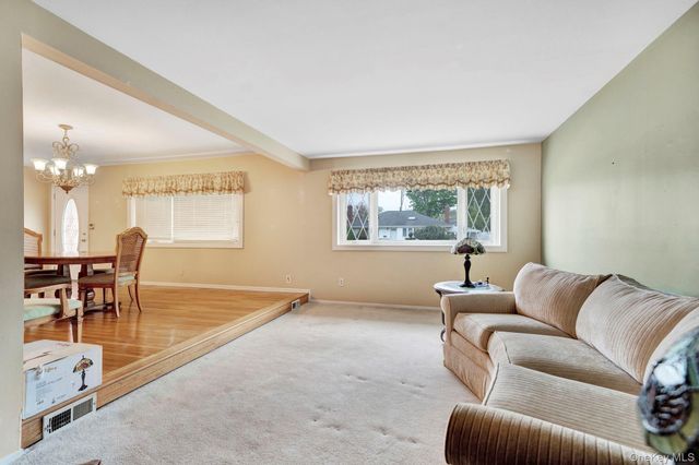 393 COLERIDGE, Levittown, NY 11756