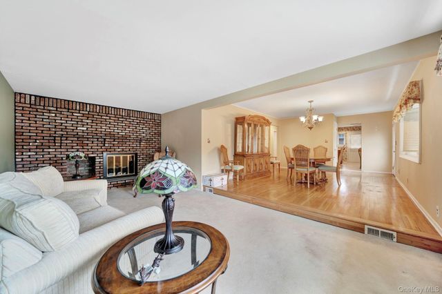 393 COLERIDGE, Levittown, NY 11756