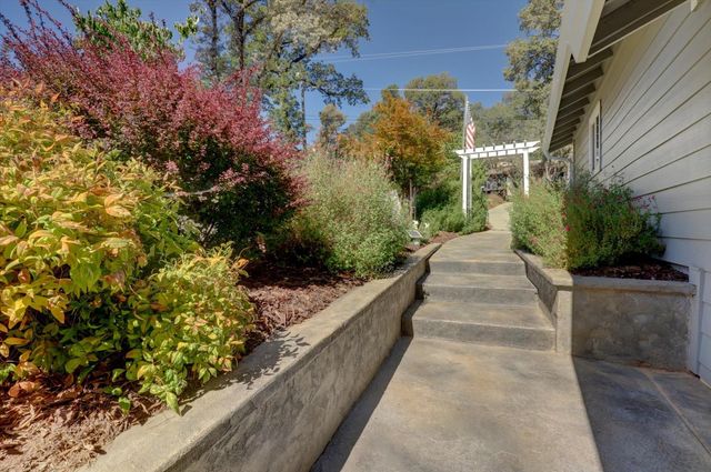 23714 Shadow Dr, Auburn, CA 95602