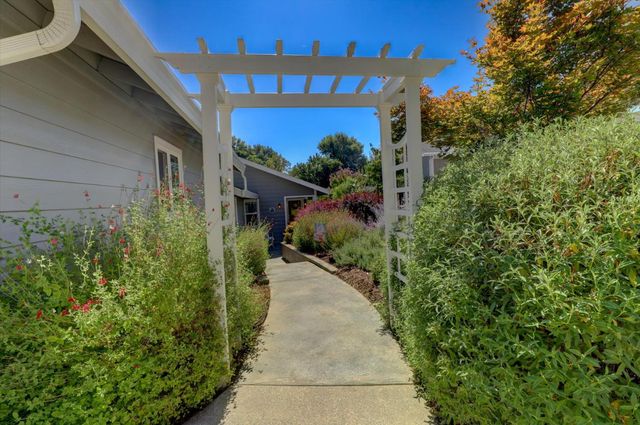 23714 Shadow Dr, Auburn, CA 95602