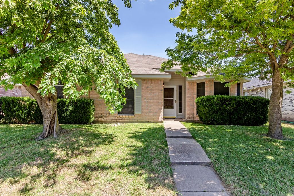 845 Applewood Drive, Cedar Hill, TX 75104