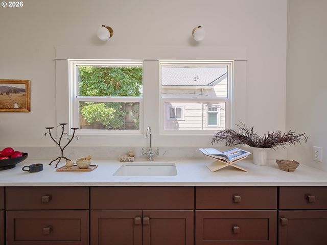 4006 Ne FLANDERS St, Portland, OR 97232