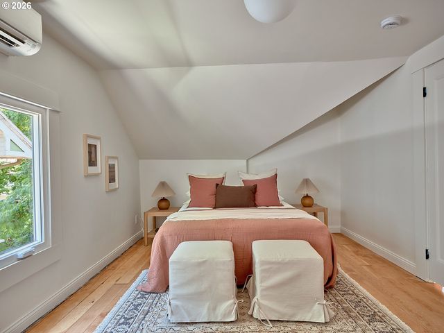 4006 Ne FLANDERS St, Portland, OR 97232