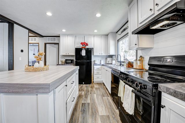 8903 C E King Parkway Trl 196, Houston, TX 77044