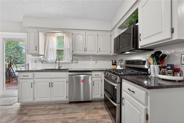 15621 W 125th Terrace, Olathe, KS 66062