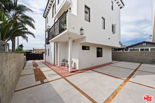 2324 S Dunsmuir Avenue 2, Los Angeles, CA 90016