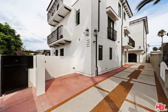 2324 S Dunsmuir Avenue 2, Los Angeles, CA 90016