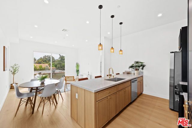 2324 S Dunsmuir Avenue 2, Los Angeles, CA 90016