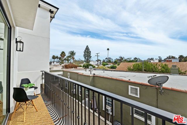 2324 S Dunsmuir Avenue 2, Los Angeles, CA 90016