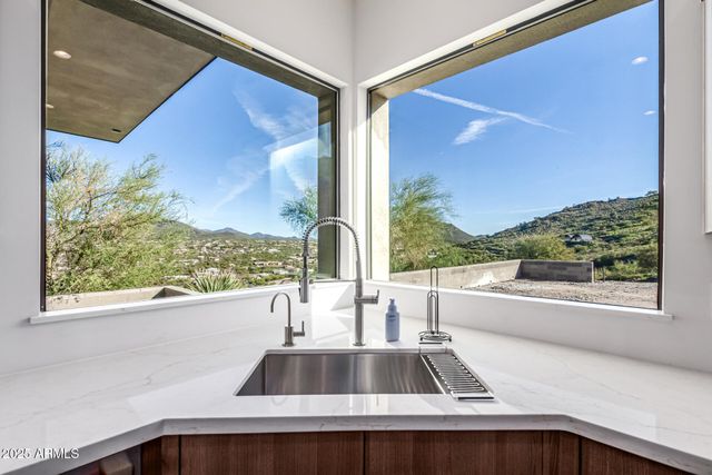 43934 N 10TH Street, New River, AZ 85087