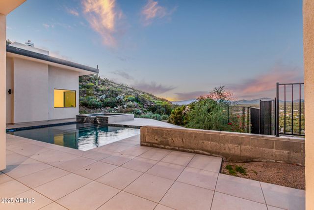 43934 N 10TH Street, New River, AZ 85087